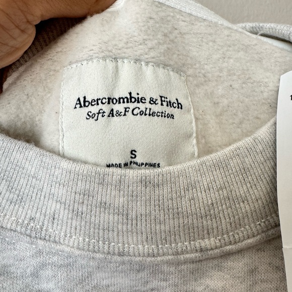 Abercrombie & Fitch - Picture 3 of 9